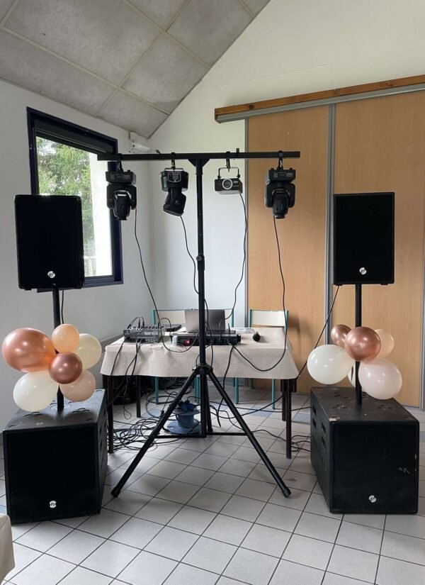 Portique en T : (4 jeux de lumières, 1 machine à fumée)